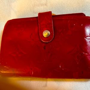 LOUIS VUITTON RED VERNIS KISS LOCK WALLET